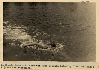 13340 De latere winnaar van de kanaalwedstrijd Middelburg-Vlissingen, de Engelsman C.T. Deane van de Penguin Swimming ...