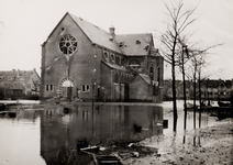13351 Tweede Wereldoorlog. Brouwenaarstraat met links daarvan de R.K. Kerk na de inundatie