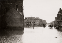 13368 Tweede Wereldoorlog. Brouwenaarstraat met de R.K. Kerk links en in het verlengde daarvan de Bonedijkestraat na de ...