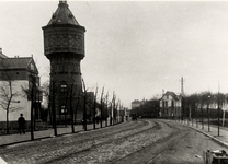 13379 De Badhuisstraat met watertoren gezien in de richting van de Leeuwentrap. De villa links is gebouwd in 1908