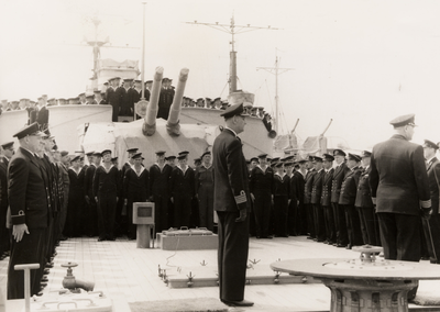 13396 Op 14 mei 1954 werd aan boord van Hr. Ms. Jacob van Heemskerck het commando Maritieme Middelen en het commando ...