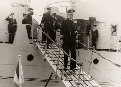 13405 Op 14 mei 1954 werd aan boord van Hr. Ms. Jacob van Heemskerck het commando Maritieme Middelen en het commando ...