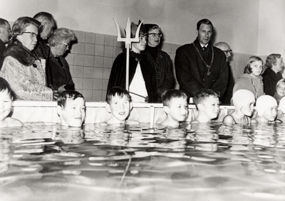 13413 Officiële opening van het instructiezwembad Purley Pool in het gymnastieklokaal van de Pieter Louwerseschool aan ...