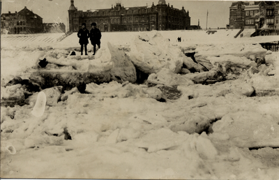 13509 IJsschotsen op het strand tijdens de strenge winter van 1929. Op de achtergrond Het Grand Hotel Britannia op ...