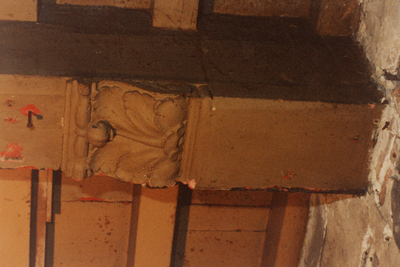 13522 Detail van een sleutelstuk in de kamer rechts-voor op de eerste verdieping, aangegeven door pijl 35 op de ...