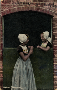 13524 'Zeeland. (Walcheren).' Twee Zeeuwse meisjes in klederdracht bij een staldeur
