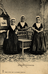 13532 'Zeeuwsche boerenmeisjes'. Drie meisjes in klederdracht