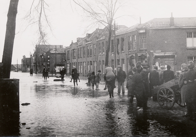 13559 Tweede Wereldoorlog. De Scheldestraat ter hoogte van de kruising Verkuijl Quakkelaarstraat na de inundatie van 1944