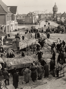 13595 Stormvloed 31 januari-1 februari 1953. De Badhuisstraat nabij de Leeuwentrap. Het overgespoelde zand wordt opgeruimd.