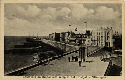 13597 'Boulevard de Ruijter met schip in het Oostgat - Vlissingen' Boulevard de Ruyter met o.a. Hotel Noordzee ...