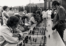13646 Simultaanschaken op het Stadhuisplein. Vlissinger Ad Steketee (rechts) moest het opnemen tegen 24 tegenstanders, ...