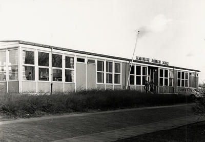 13670 Het gebouw van de gemeentelijke Lagere Technische School (LTS) aan de Zaaihoekweg