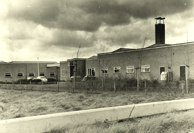 13704 Het gebouw van de Gemeentelijke Uitgebreide Technische school (UTS) aan de Marconiweg