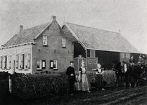 13714 Boerderij Maldegem, voorheen Hogeweg 175, Vlissingen. Van l. naar r.: Corn. Jasperse (geb. 1876), dochtertje ...