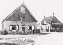 13715 Boerderij Kleine Abeele, Gemeente Ritthem van de familie Jasperse. Van links naar rechts zoon Pieter (geb. 1917), ...