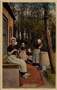 13758 'Groet uit Zeeland - Zeeuwsch Dorpsleven' Meisjes in Zeeuwse klederdracht