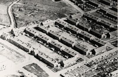 13798 Luchtfoto van Vlissingen. Bouw van 111 systeemwoningen voor woningbouwvereniging Gemeenschappelijk Belang tussen ...