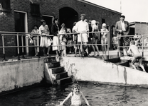 13809 Schoolzwemmen in het zwembad aan het Kanaal door Walcheren nabij de Keersluis.