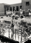13835 Schoolzwemmen in het zwembad aan het Kanaal door Walcheren nabij de Keersluis.