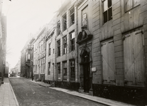 13855 Tweede Wereldoorlog. Hellebardierstraat gezien in de richting van het Bellamypark met rechts het beschadigde Gasthuis