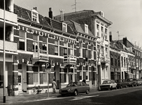 13857 De oostwand van de Badhuisstraat. Uiterst links een stuk van het welzijnscentrum Bachten Komme