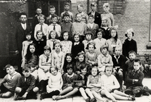 13904 Klas 4 van de Gereformeerde school in de Kasteelstraat. Bovenste rij van l. naar r.: Onderwijzer R. Tuinsma, Wim ...