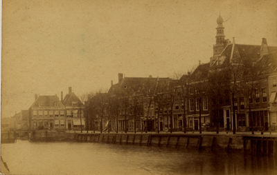 13914 De Koopmanshaven met rechts daarvan de Bellamykade en op de achtergrond de St. Jacobstoren