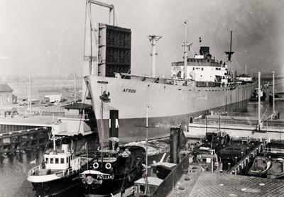 13919 Het ruim 7200 ton metende Liberty-schip 'Afros', dat lange tijd lag opgelegd aan de Loskade te Middelburg, wordt ...