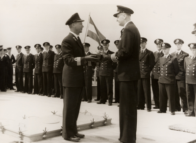 13936 Op 14 mei 1954 werd aan boord van Hr. Ms. Jacob van Heemskerck het commando Maritieme Middelen en het commando ...