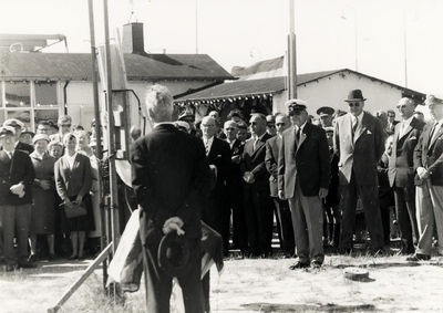 13949 Officiële opening van de jachthaven aan de Prins Hendrikweg door burgemeester Kolff (op de rug gezien)