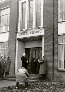 13969 Officiële opening van de openbare J.H. van Daleschool aan de J. de Priesterstraat in Oost-Souburg. ...