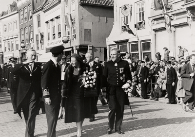 13979 Bezoek van H.M. Koningin Juliana en Z.K.H. Prins Bernhard aan Vlissingen t.g.v. de 350ste geboortedag van M.A. de ...