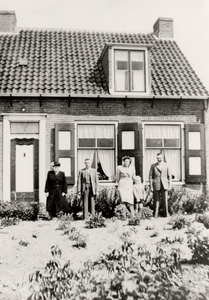 13983 Boerderij Veldlust van de familie Osté aan de Nieuwlandseweg bij Ritthem