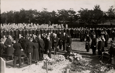 13991 Tweede Wereldoorlog. Begrafenis op de Noorderbegraafplaats van Simon Steenkiste, mil. hofmeester 2e klasse aan ...