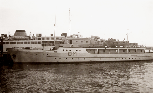 14008 Contactvaartuig 'Van der Steng' van het Comité 'Onze Marine' (OM) afgemeerd langszij de veerboot Prins Bernhard ...