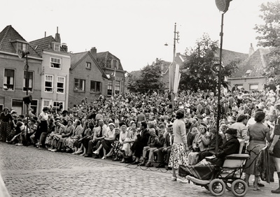 14011 De toeschouwers bij de opvoering van het historisch openluchtspel 'Bestevaer Michiel' op de Oude Markt