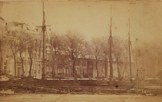 14027 De Dokhaven en de Dokkade ter hoogte van het Admiraalshuis. Op de voorgrond ziet men de Tonnenbrug