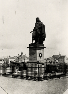 14028 Het standbeeld van Michiel Adriaensz. de Ruyter op het Keizersbolwerk, Boulevard de Ruyter. Op de achtergrond de ...