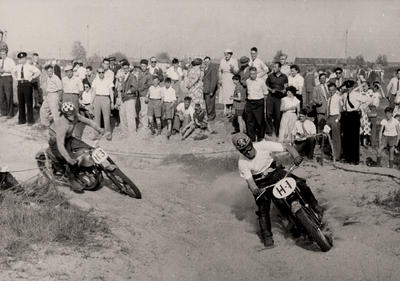 14096 Motorcross-wedstrijden op het industrieterrein aan de Prins Hendrikweg, georganiseerd door 'MAC Scheldegouwen'. ...
