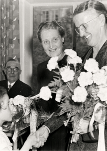 14133 Viering van het 25-jarig jubileum van het Prot. Chr. ziekenhuis Bethesda. Op de foto ziet men de huldiging van de ...