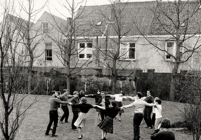 14144 Start van de jaarlijkse paascursus volksdansen in de tuin van jeugdherberg 'Scheldestroom'