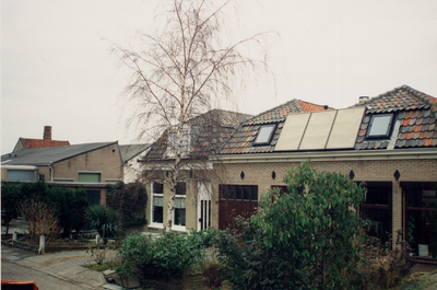 14181 Enkele huisjes aan de Singel, ten oosten van de Van Dishoeckstraat (bedrijventerrein). Links op de achtergrond de ...