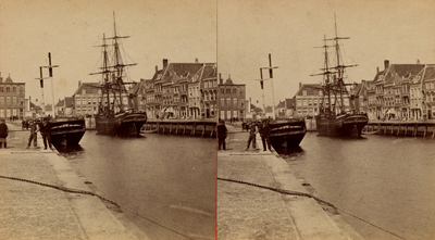 14183 Links: de Bierkade en rechts de Bellamykade. In de Koopmanshaven liggen twee schepen van de kolenhandel F. ...