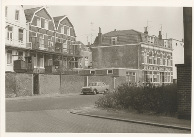 14194 De Gasthuisstraat gezien vanuit de Slijkstraat. Rechts twee huizen op de Dam. Links de achtergevels van huizen in ...