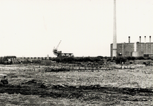 14206 Voorbereidend werk voor de bouw van de sporthal aan de President Rooseveltlaan. Een bulldozer kwam in actie om ...