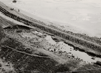 14243 Stormvloed 31 januari-1 februari 1953. De beschadigde Nolledijk met strand.