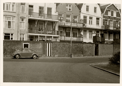 14294 De Gasthuisstraat gezien vanuit de Slijkstraat. Zicht op de achtergevels van panden in de Coosje Buskenstraat
