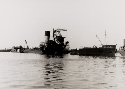 14298 Tweede Wereldoorlog. De Buitenhaven met Tankschip Vli-3 van de S.H.V. gezonken in oktober 1944 en gelicht in 1946