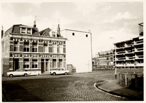 14306 De Dam gezien vanuit de Molenstraat. Rechts op de foto de Spuistraat waar nieuwe flats gebouwd worden. De ...