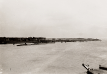 14335 Tweede Wereldoorlog. Tot zinken gebracht schip aan de oostzijde (S.H.V.) in de Buitenhaven